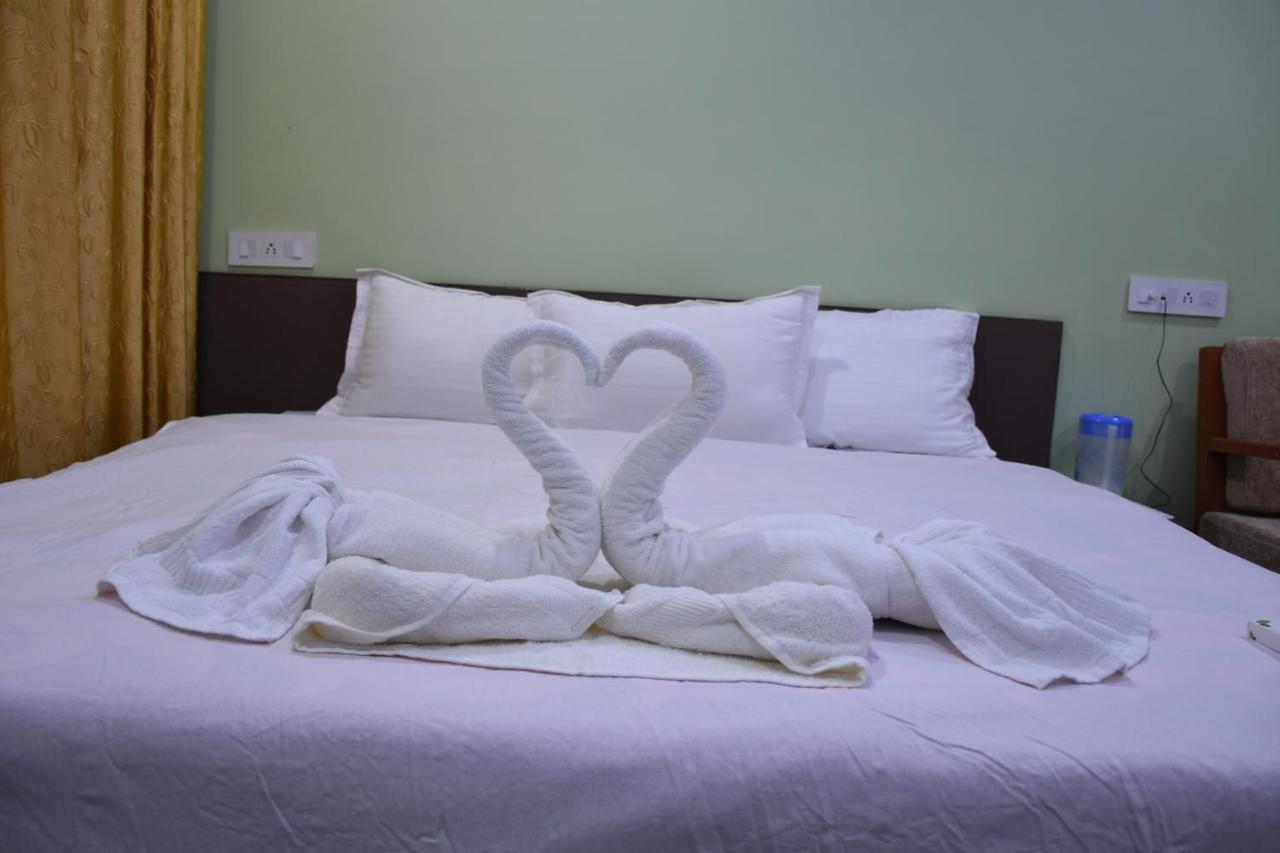 Hotel Aayes And Resort Shānti Niketan Стая снимка