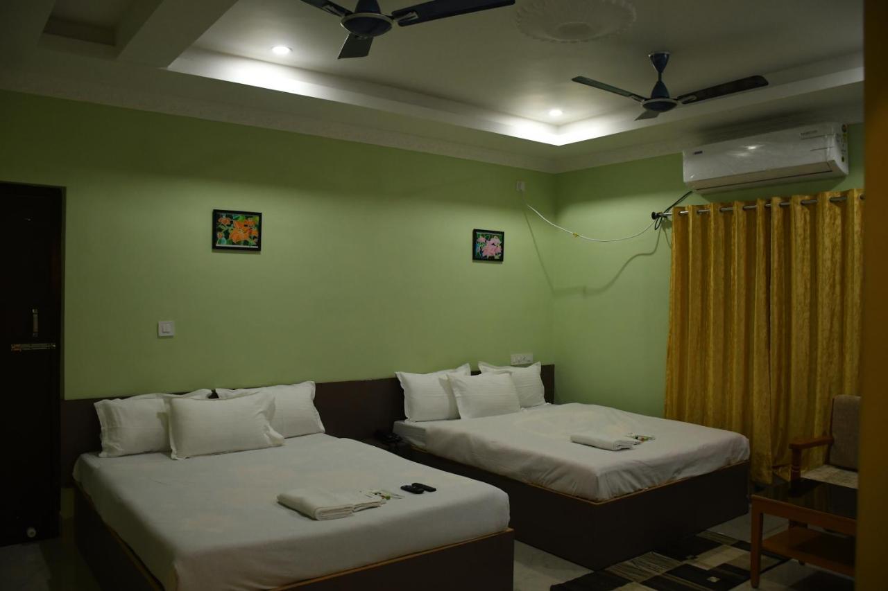 Hotel Aayes And Resort Shānti Niketan Стая снимка